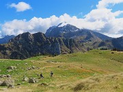 49 Baita Monte Campo con davanti Corno Branchino, Corna Piana, Arera, qui distanziati uno dietro l'altro